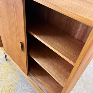 Regal Typ 605 mit Schiebetüren auf Hairpinlegs von Herbert Eilenberg für Hellerau