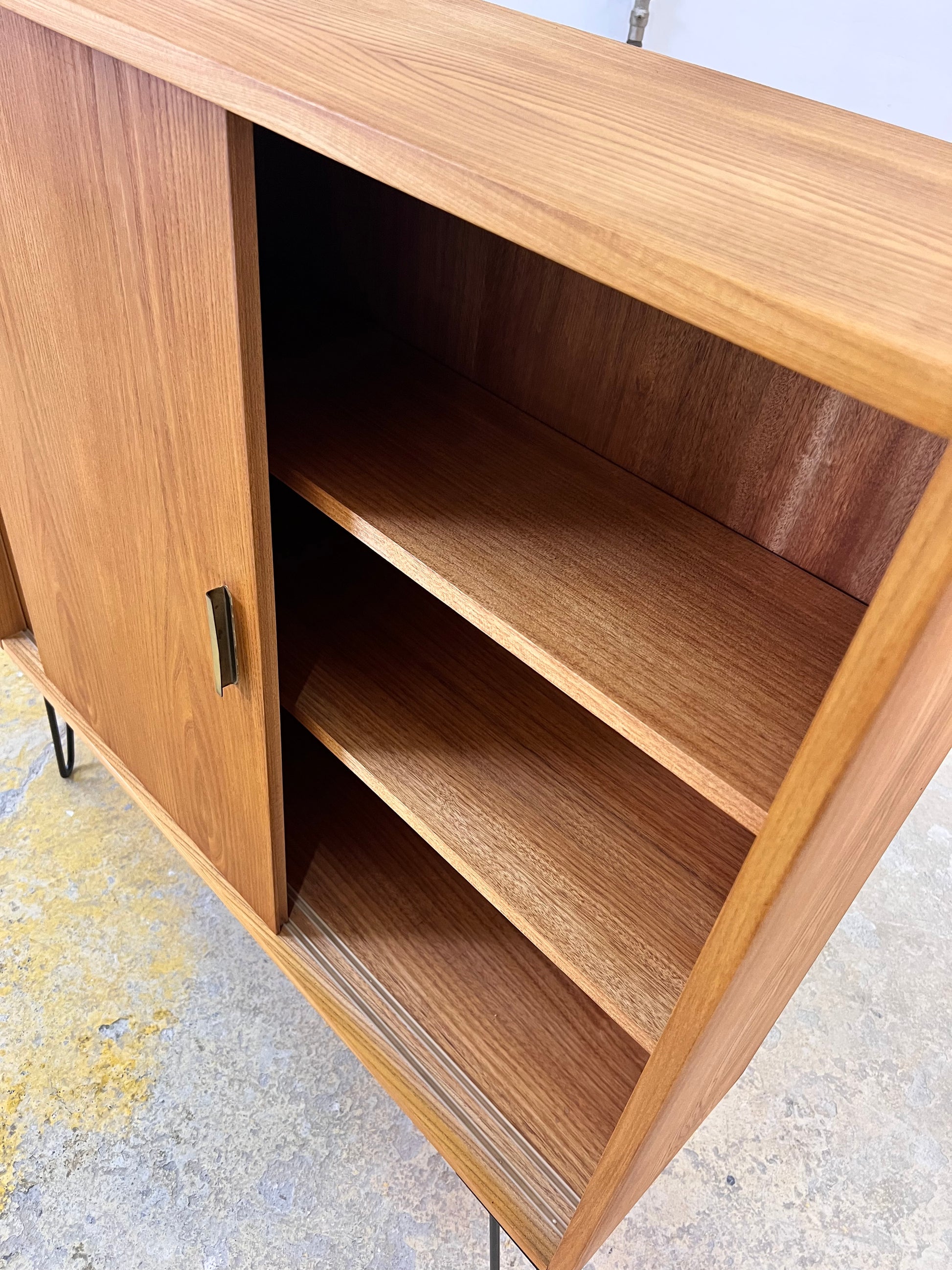 Regal Typ 605 mit Schiebetüren auf Hairpinlegs von Herbert Eilenberg für Hellerau