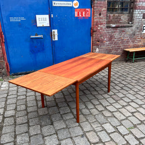 Ausziebarer Esstisch Teak von Henning Kjearnulf