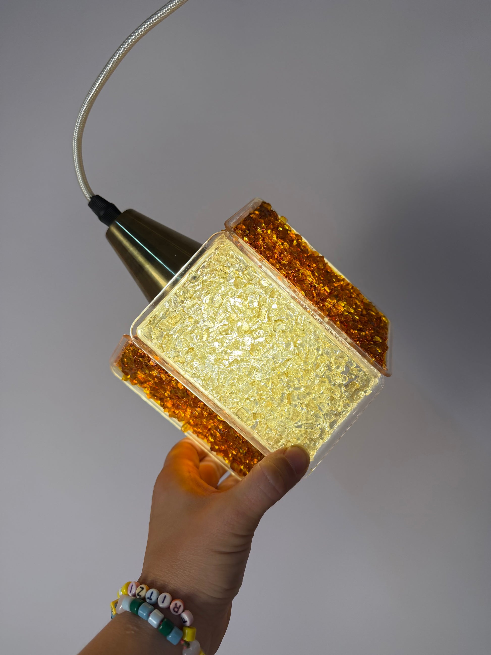 Hängelampe Hexagon braun weiß Acrylglas in Granitoptik von Roland Konst