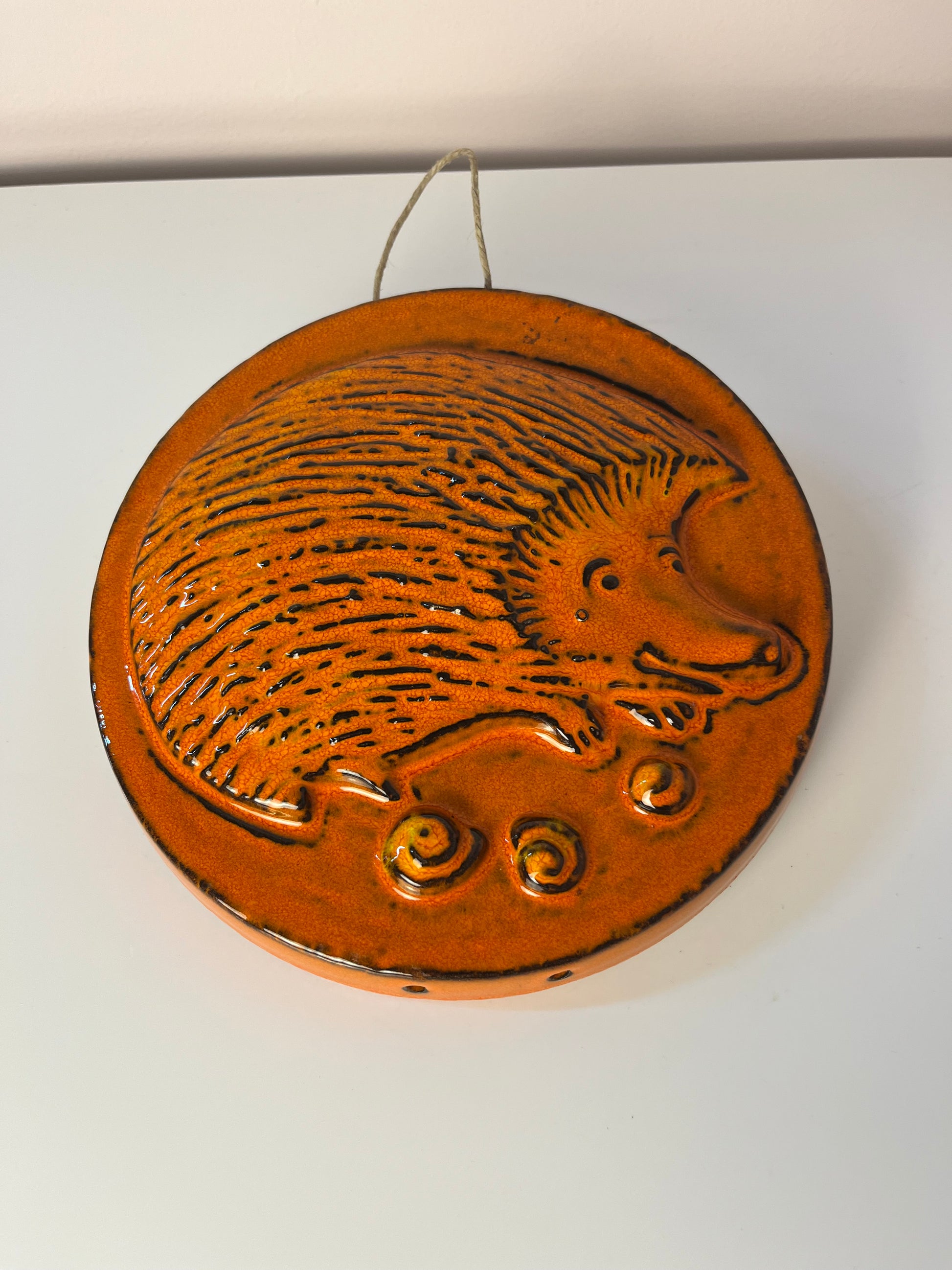 Set: Relief Wandteller Igel Pferd Fisch orange Keramik