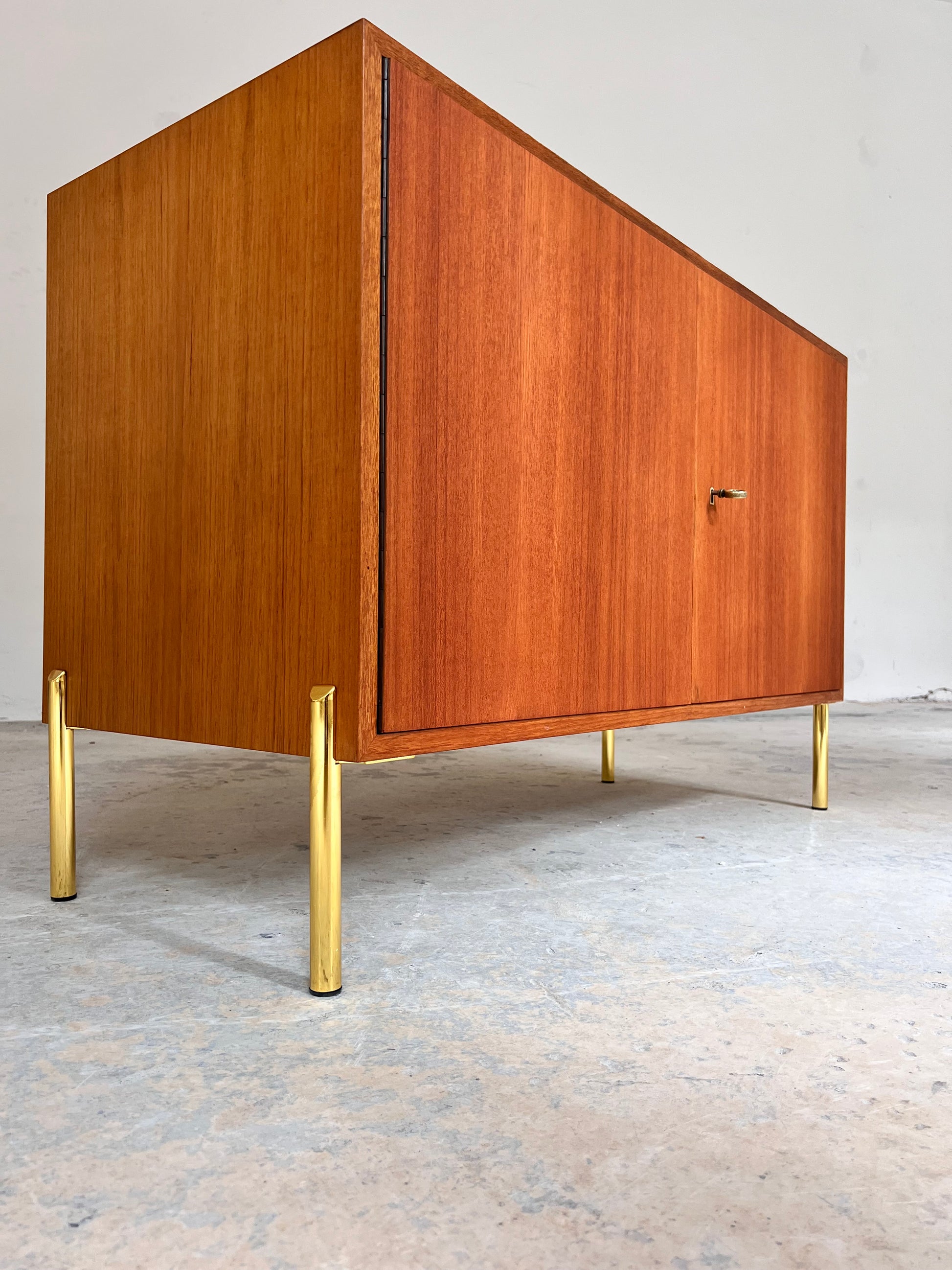 Kommode Teak mit Schranktüren & Schloss von IDEE Möbel