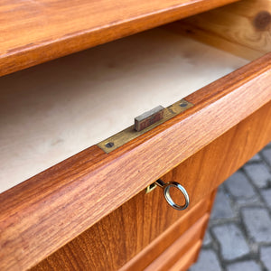 Kommode Teak mit durchgängigen Griffen & Schloss aus Dänemark