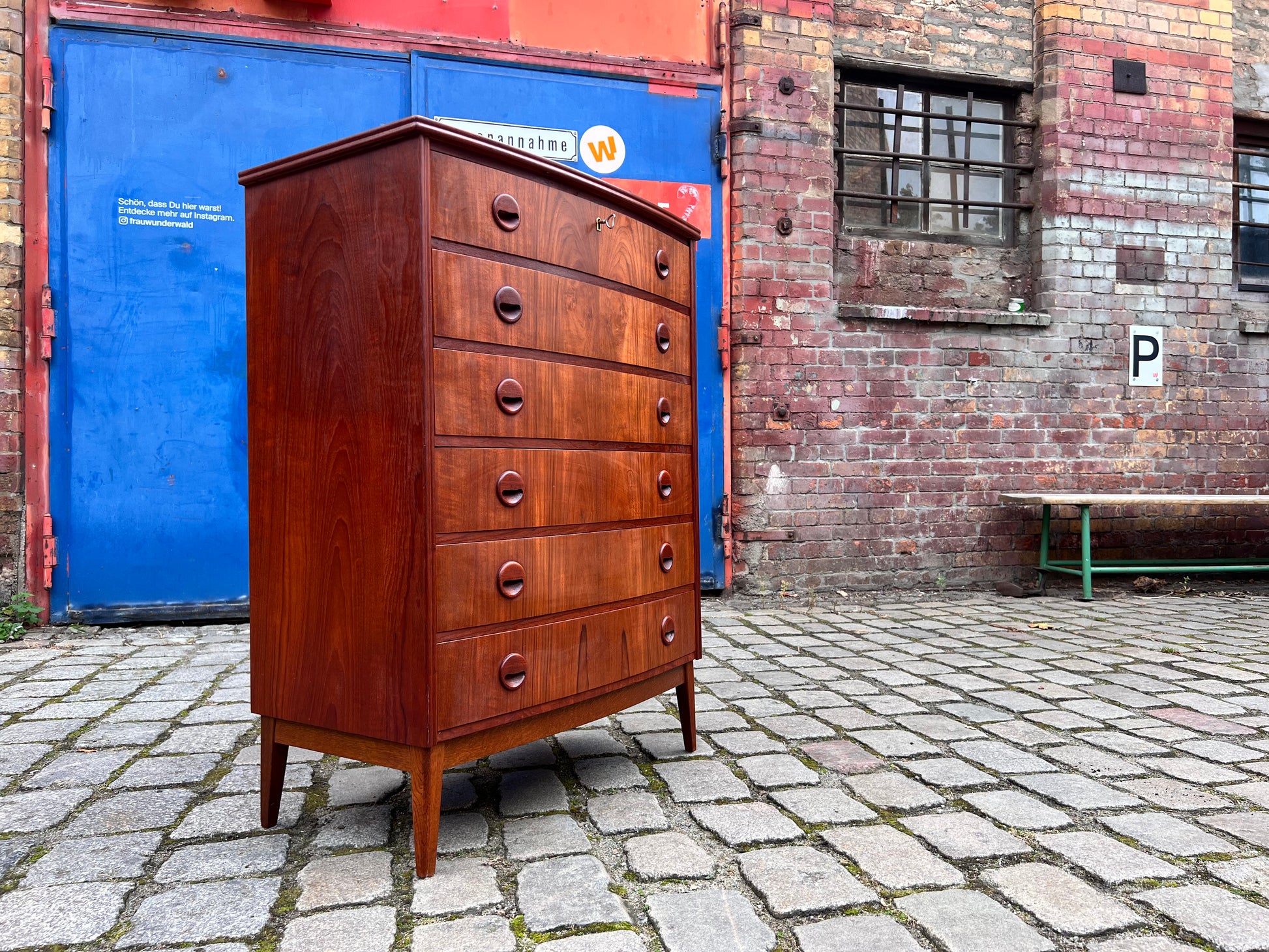 Kommode Teak mit gerundeter Front aus Dänemark