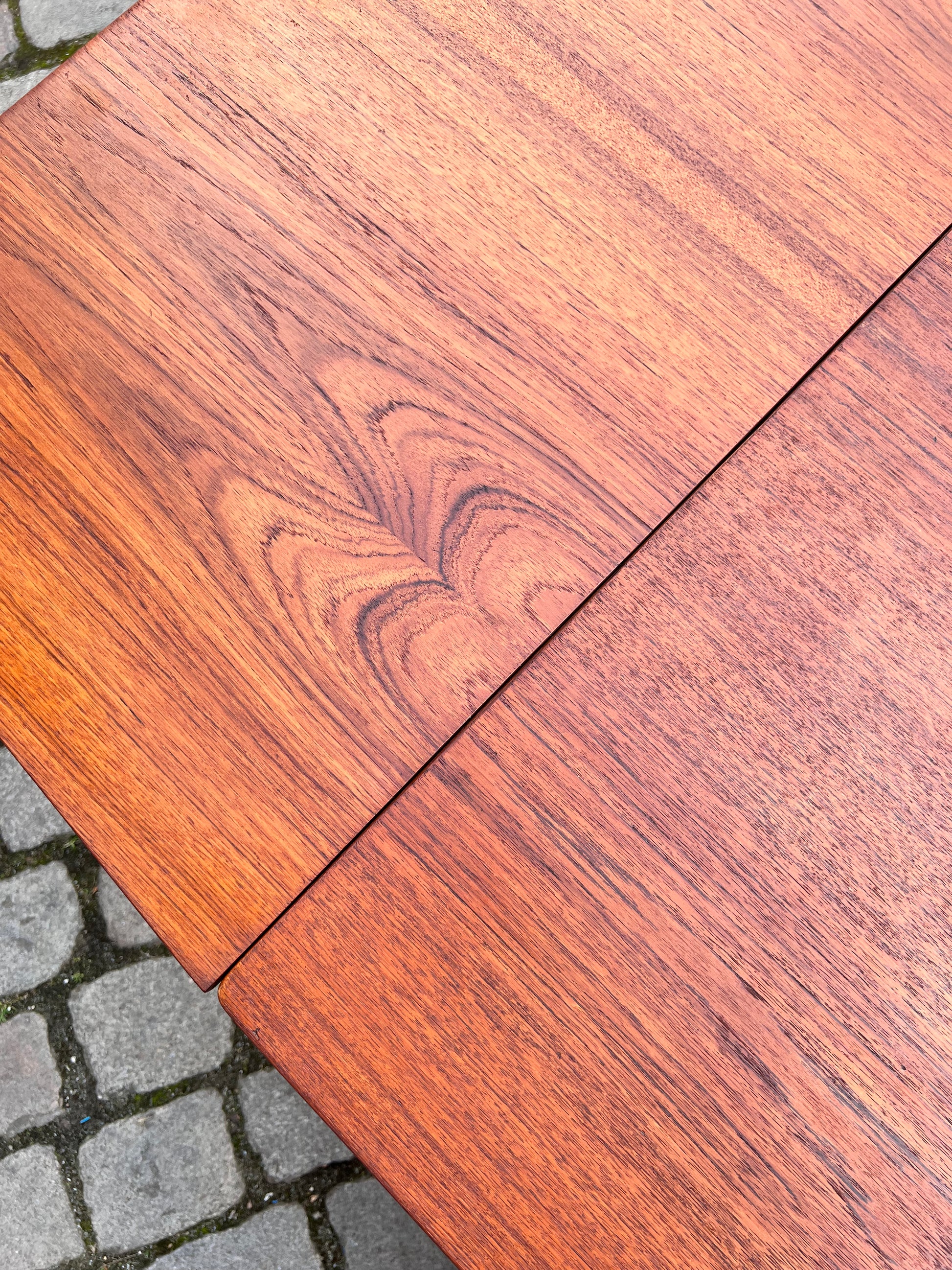 Esstisch Teak ausziehbar mit trapezförmigen Tischblättern