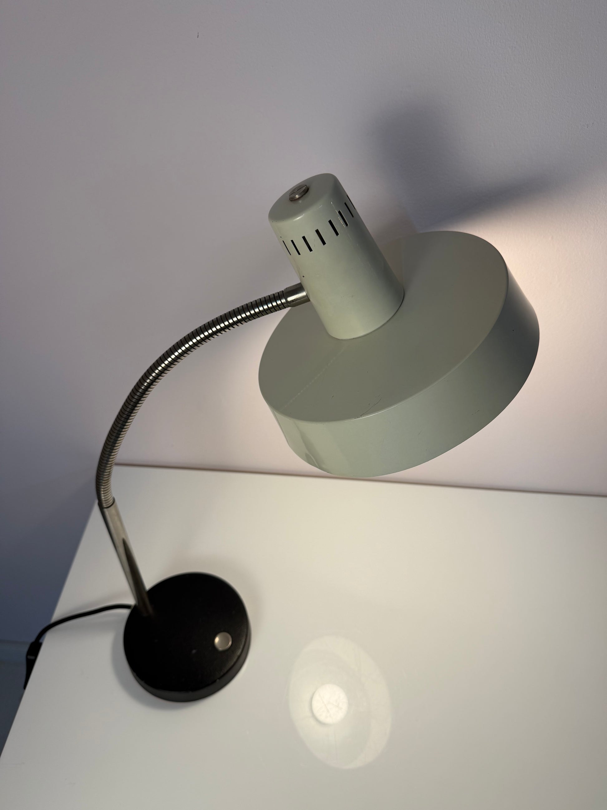 Schreibtischlampe altweiß mit beweglichem Arm