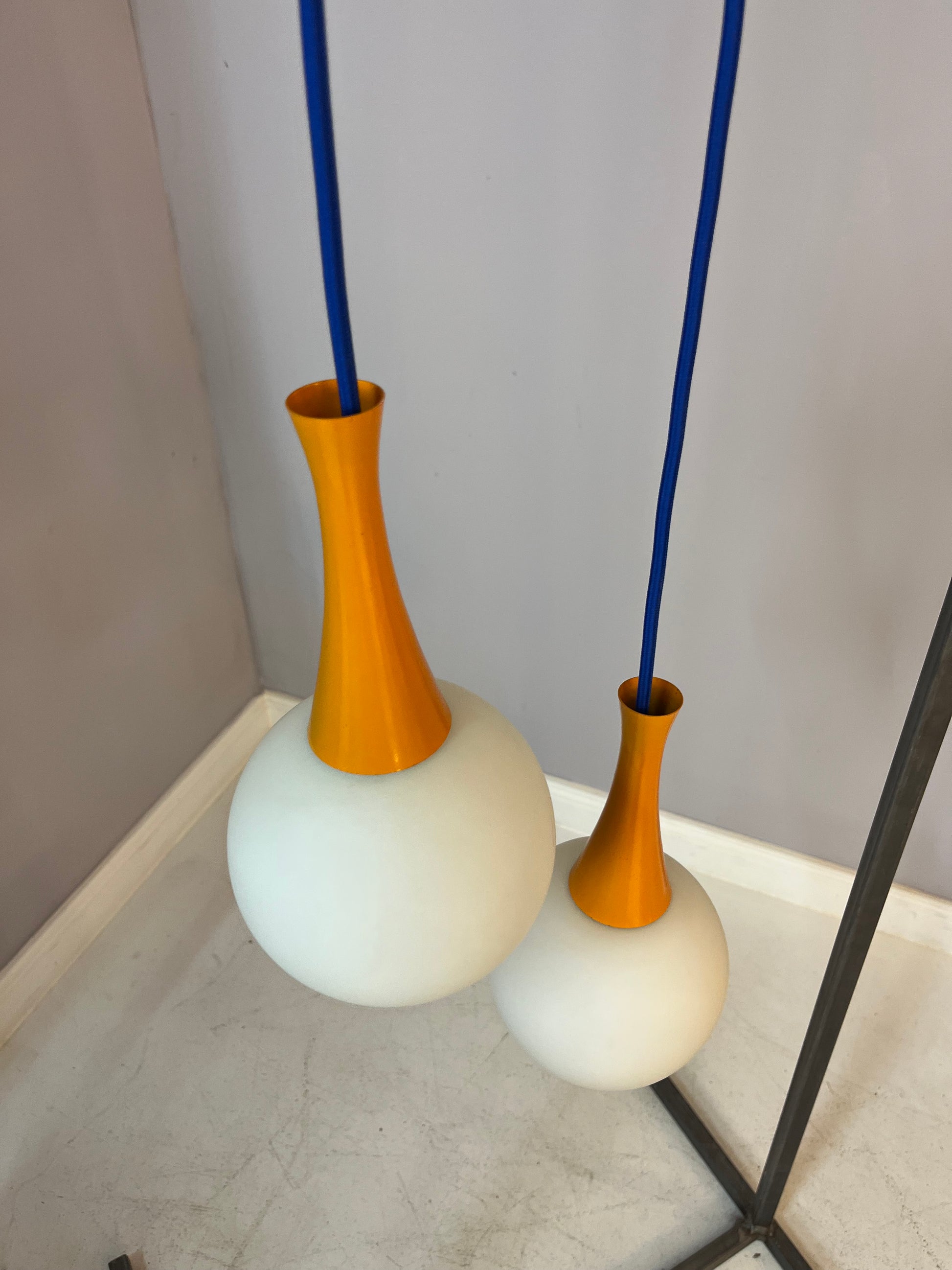 Kugellampe orange blau Opalglas von Richard Essig