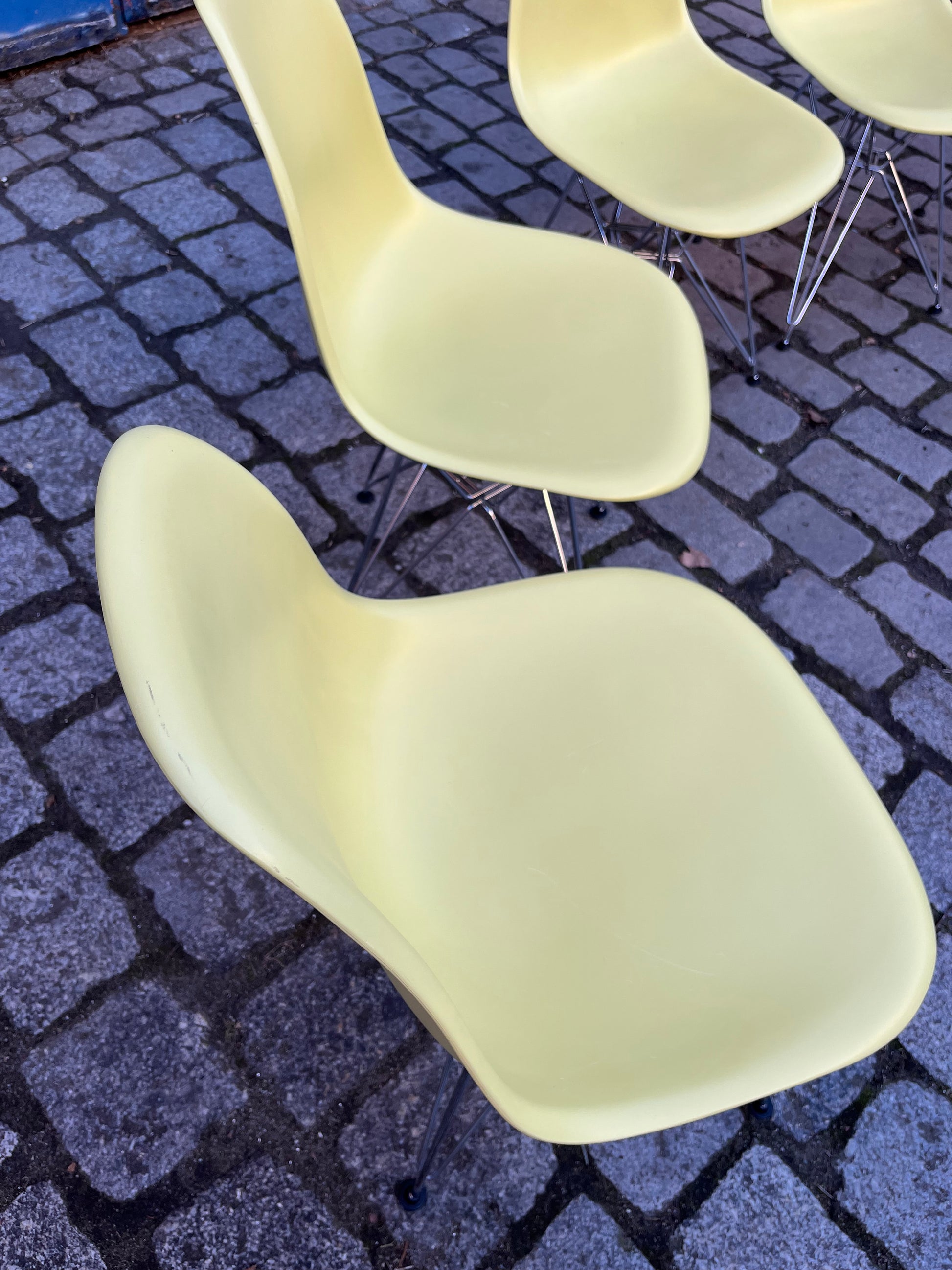 Plastic Side Chair DSR limettengrün Chrom von Ray & Charles Eames für Vitra