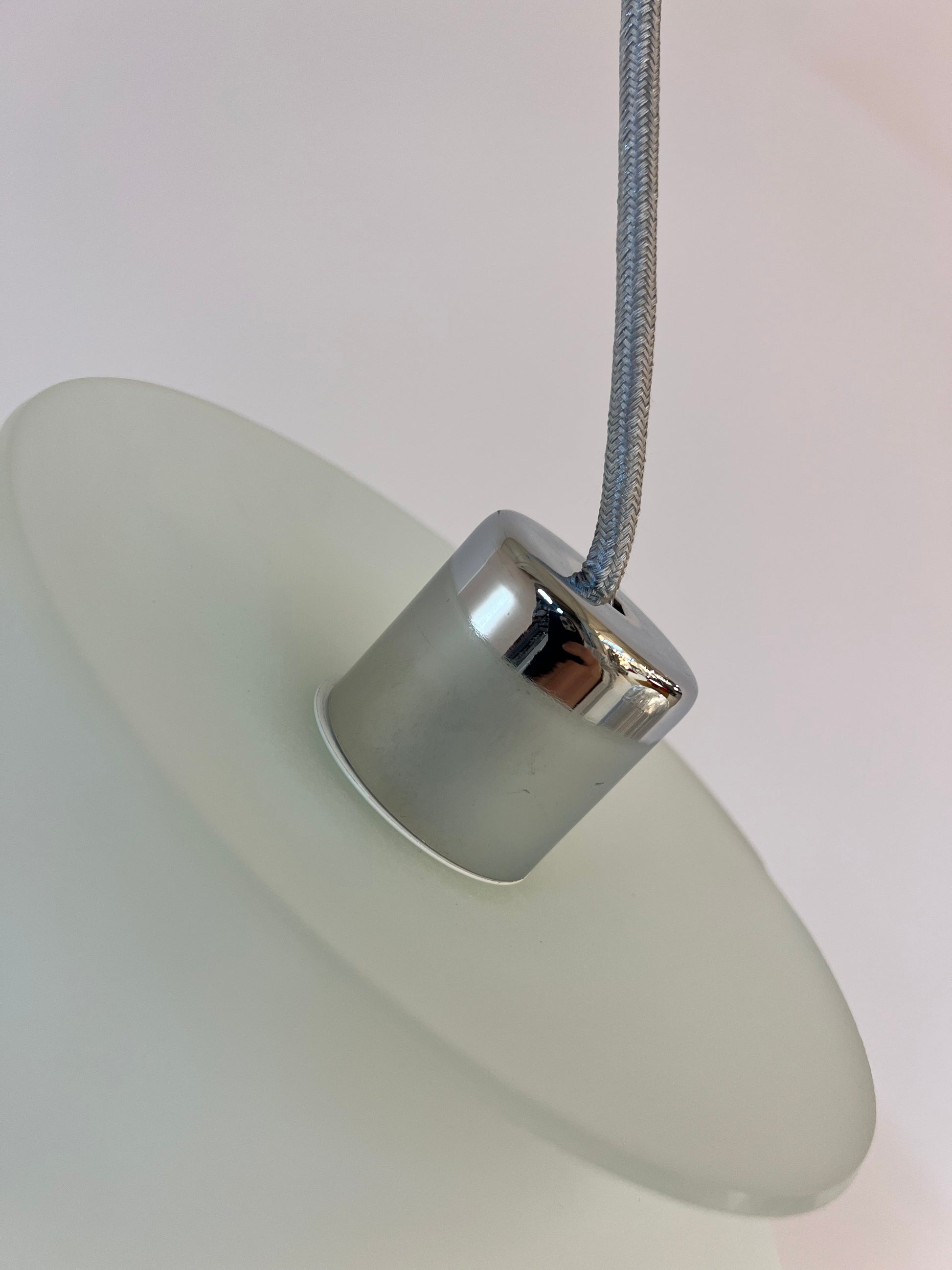 Lamellenlampe Milchglas Chrom aus Dänemark