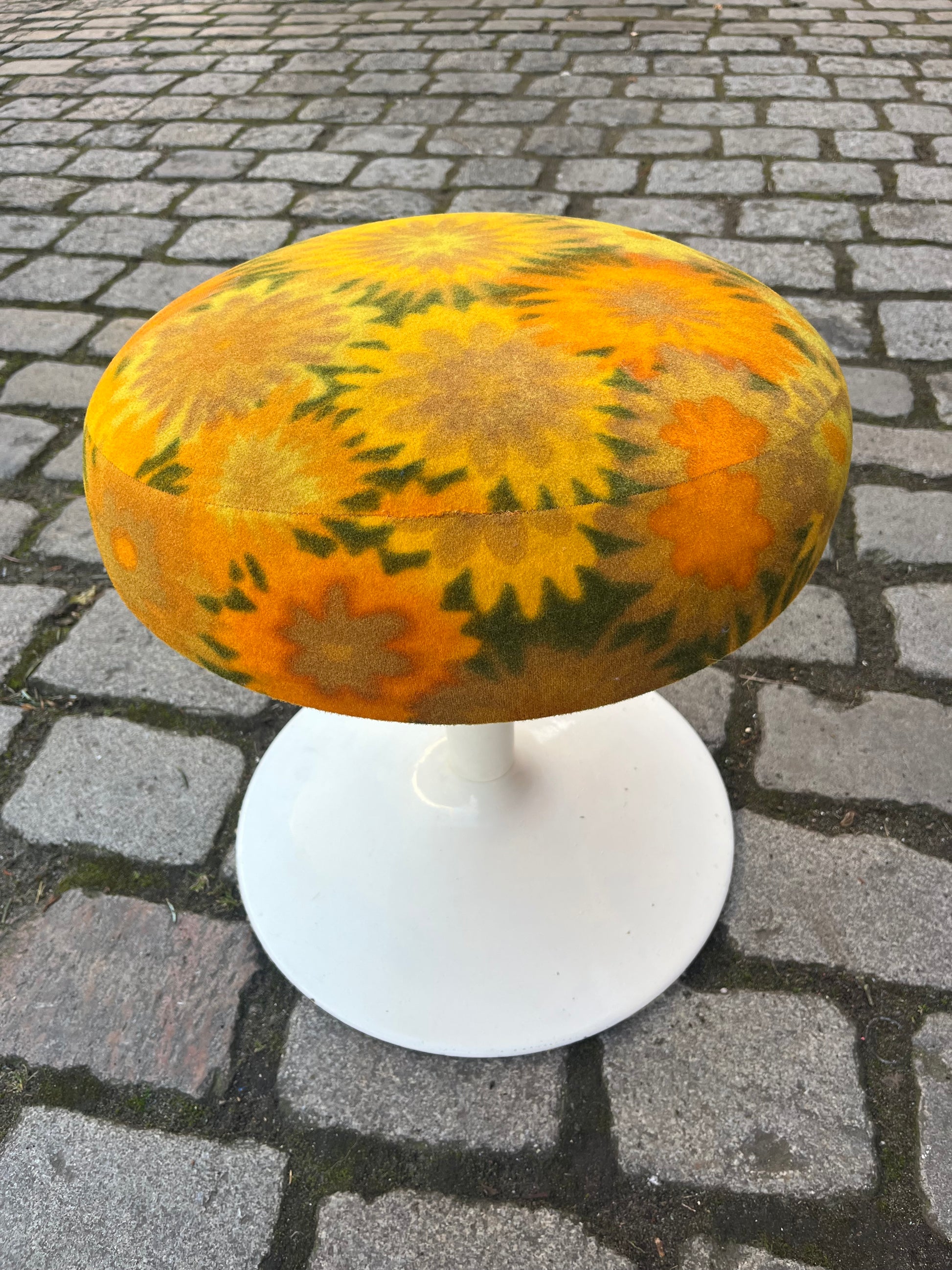 Hocker Flowerpower gelb grün 70er Tulpenfuß
