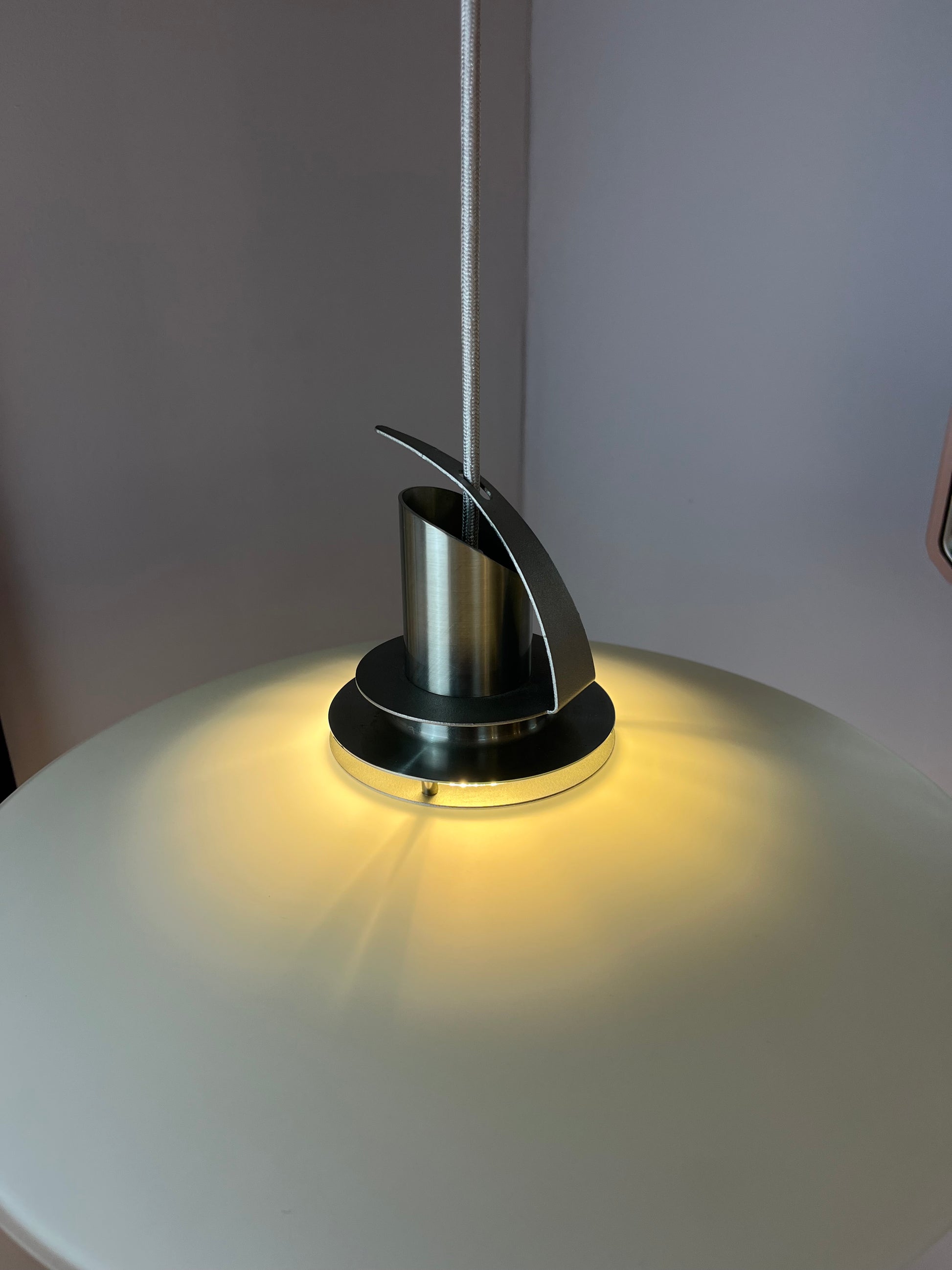 Hängelampe silber Milchglas