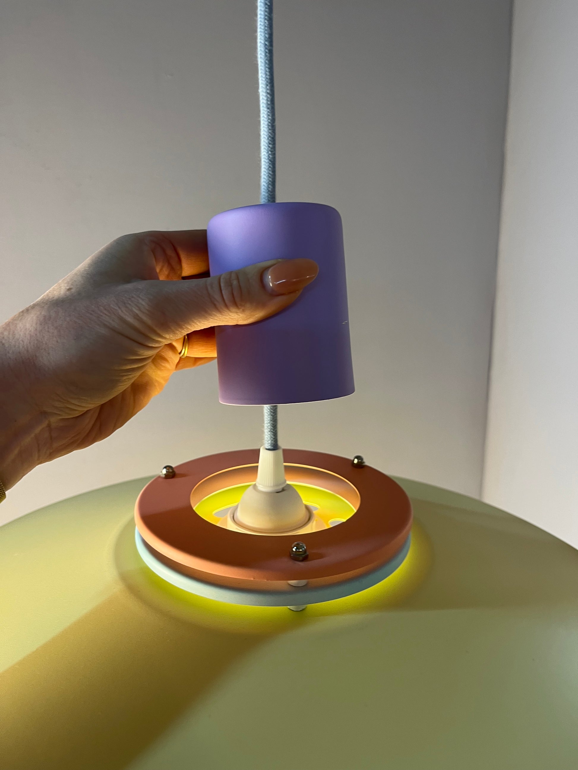 Lamellenlampe neu lackiert flieder gelb mint aus Dänemark