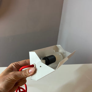 Wandlampe weiß Metall mit rotem Kabel