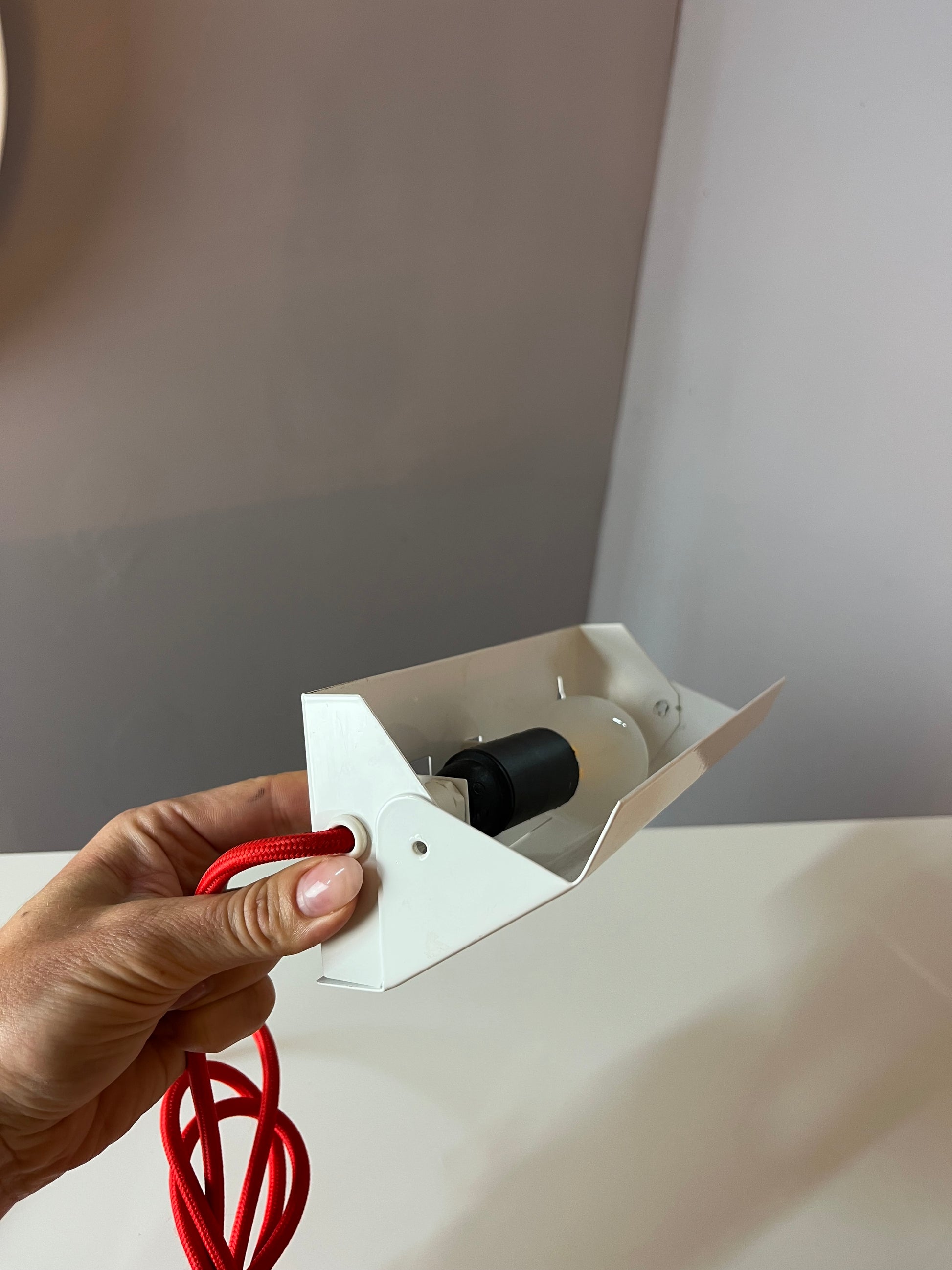 Wandlampe weiß Metall mit rotem Kabel