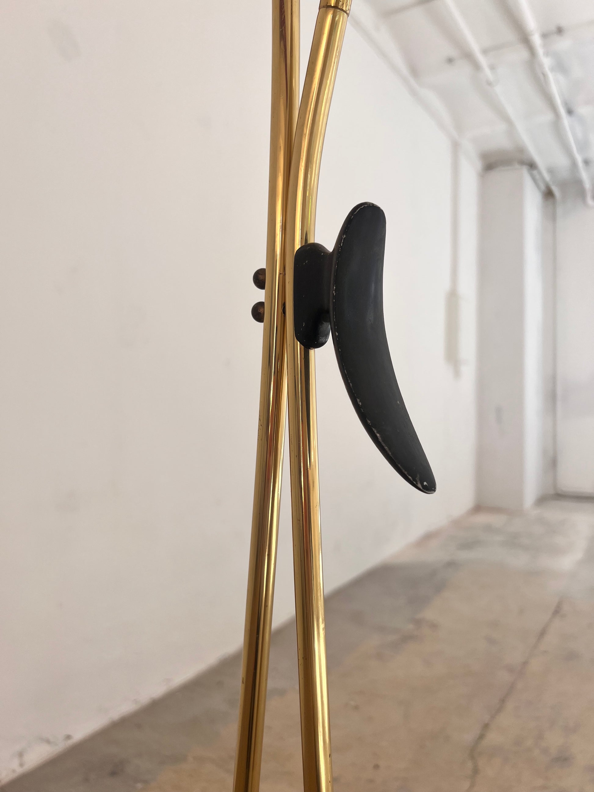 Stehlampe mit zwei Schwanenhalsarmen Messing