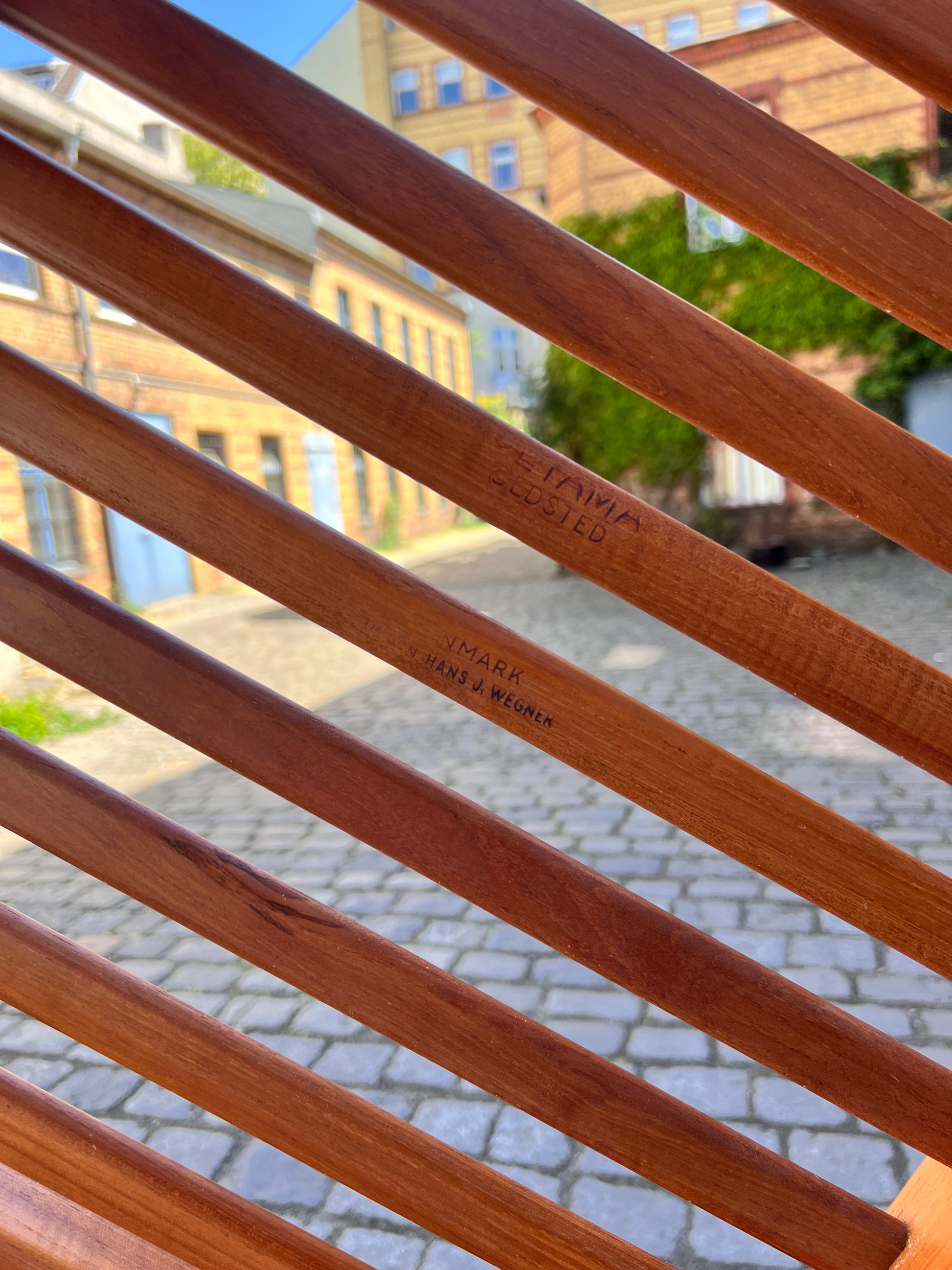 Hocker mit Lederkissen von Hans J. Wegner