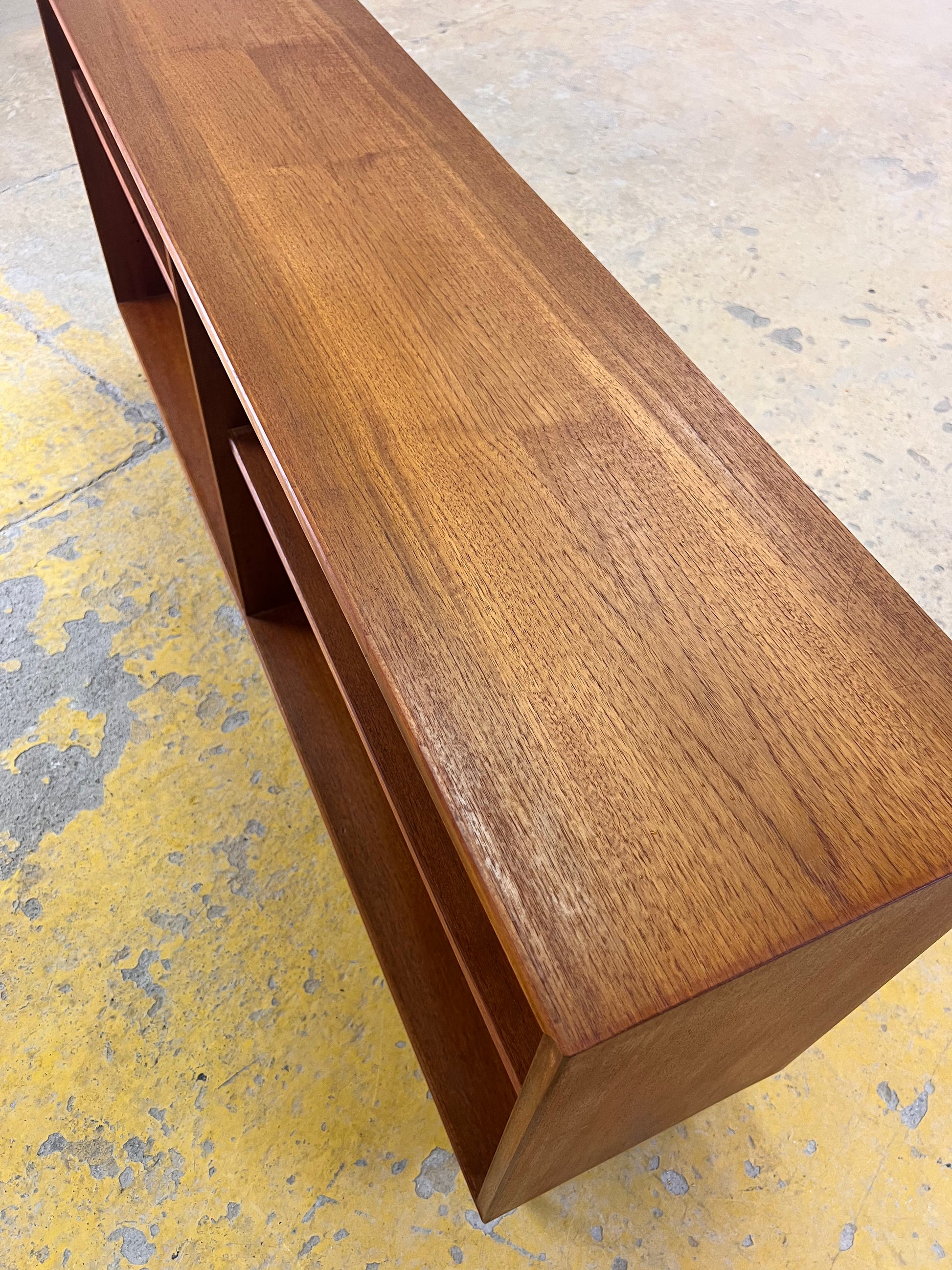 Regal Teak auf Hairpinlegs von rt Möbel