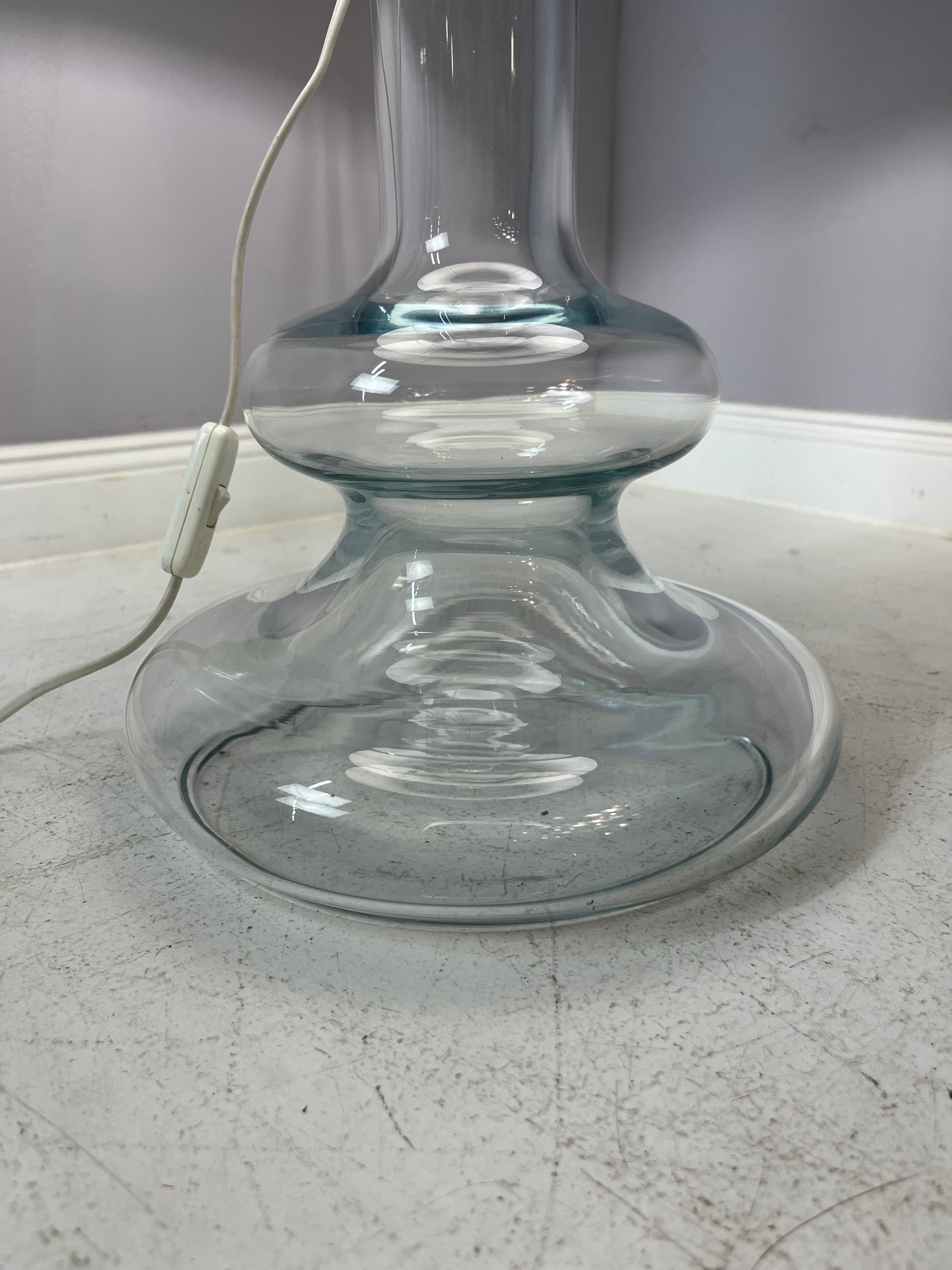 Stehlampe Plaza mit transparentem Glasfuß von Michael Bang für Holmegaard