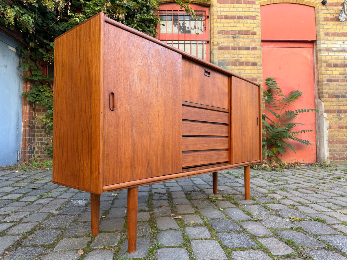 Highboard Teak mit Klappfach & Schiebetüren auf Dänemark