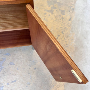 Schrank Esche mit neuen Chromfüßen