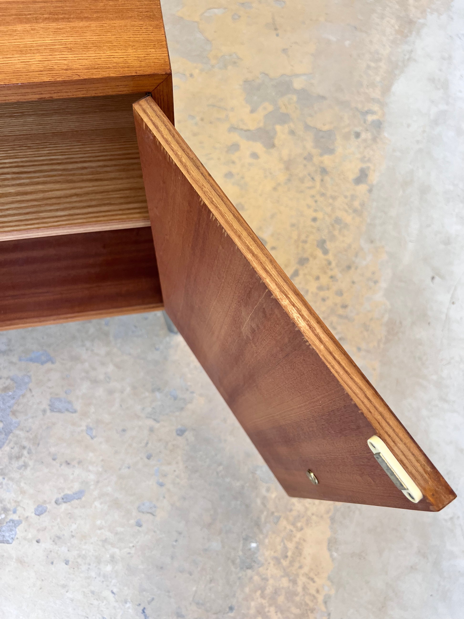 Schrank Esche mit neuen Chromfüßen
