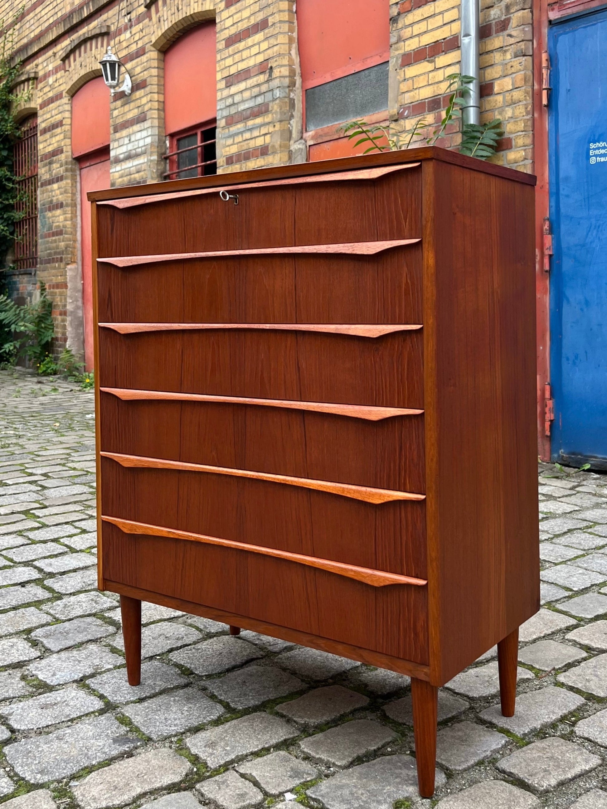 Kommode Teak mit geschwungenen Griffen