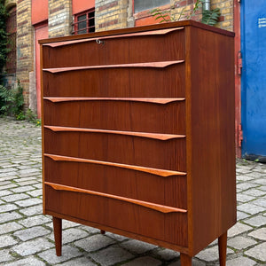 Kommode Teak mit geschwungenen Griffen