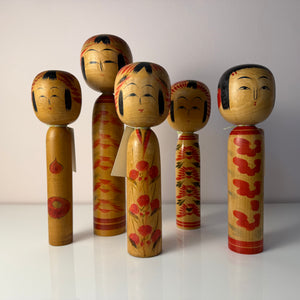 Japanische Kokeshi Holzfigur handbemalt