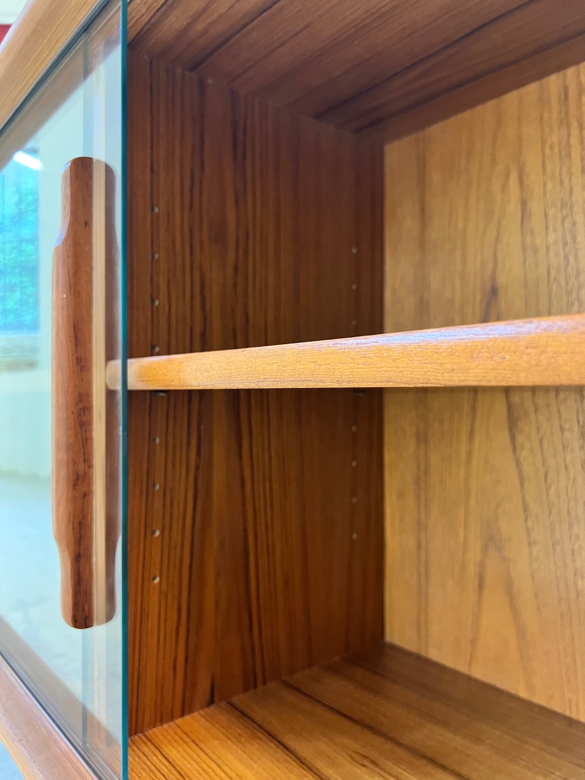 Sideboard Vitrine Teak mit Chromfüßen von Dyrlund