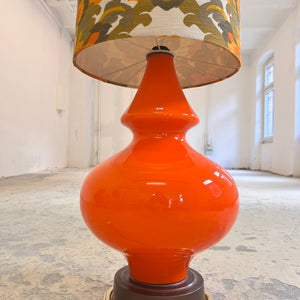 Stehlampe orange mit leuchtendem Glasfuß und 70er Schirm