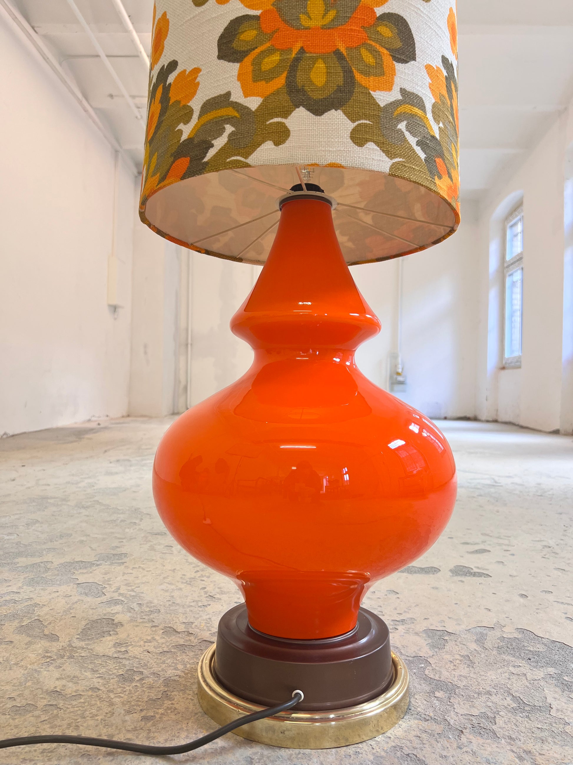 Stehlampe orange mit leuchtendem Glasfuß und 70er Schirm