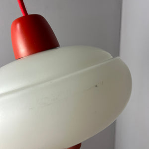 Hängelampe weiß mit rotem Abschluss