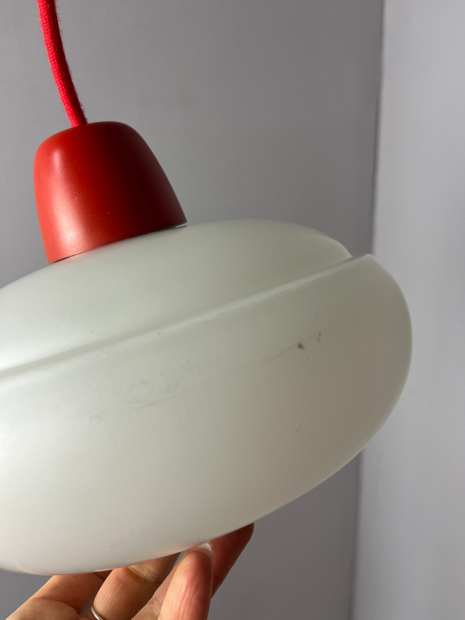 Hängelampe weiß mit rotem Abschluss