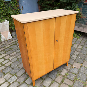 Kleiderschrank Ahorn mit cremefarbener Deckplatte
