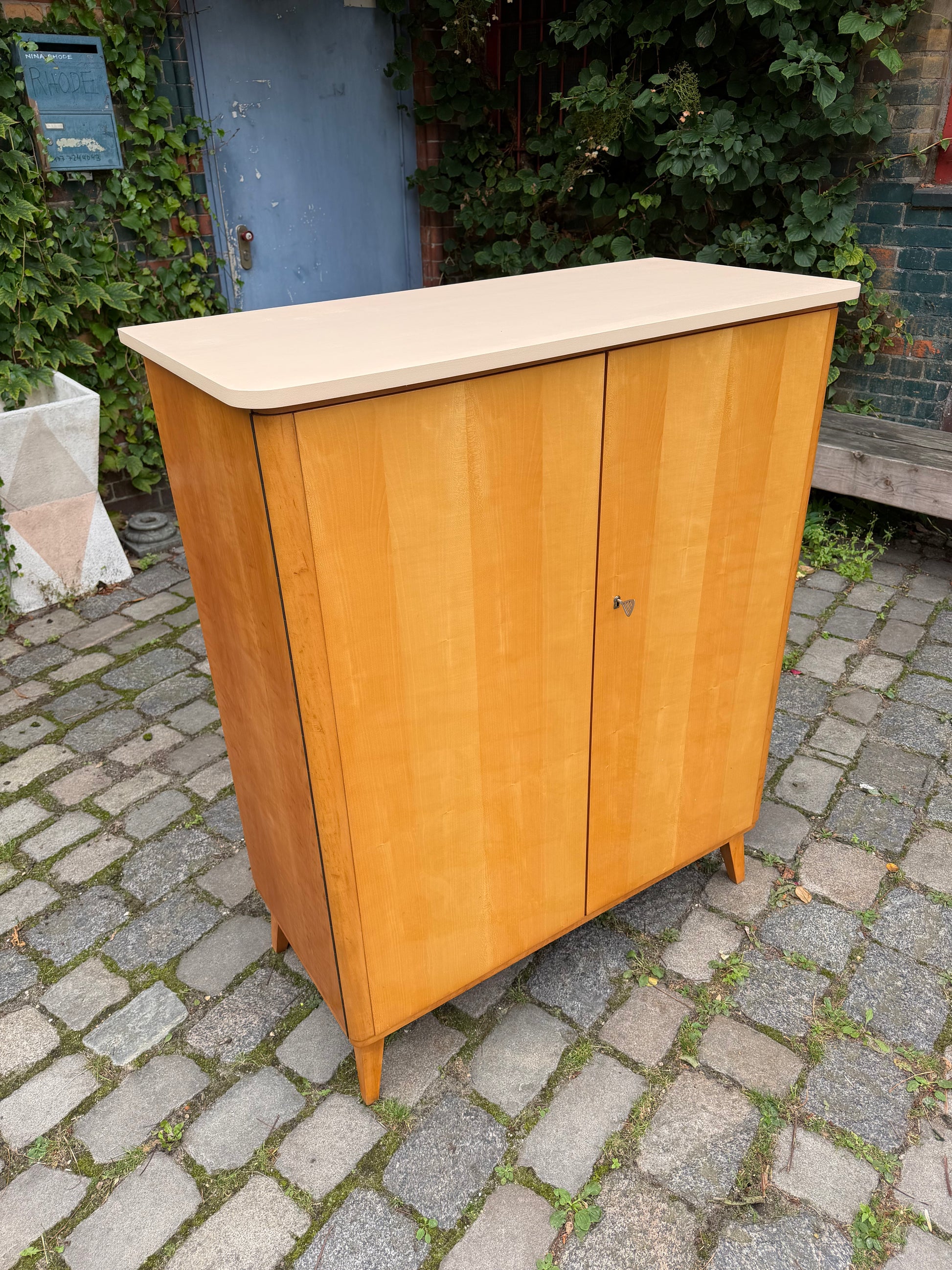 Kleiderschrank Ahorn mit cremefarbener Deckplatte