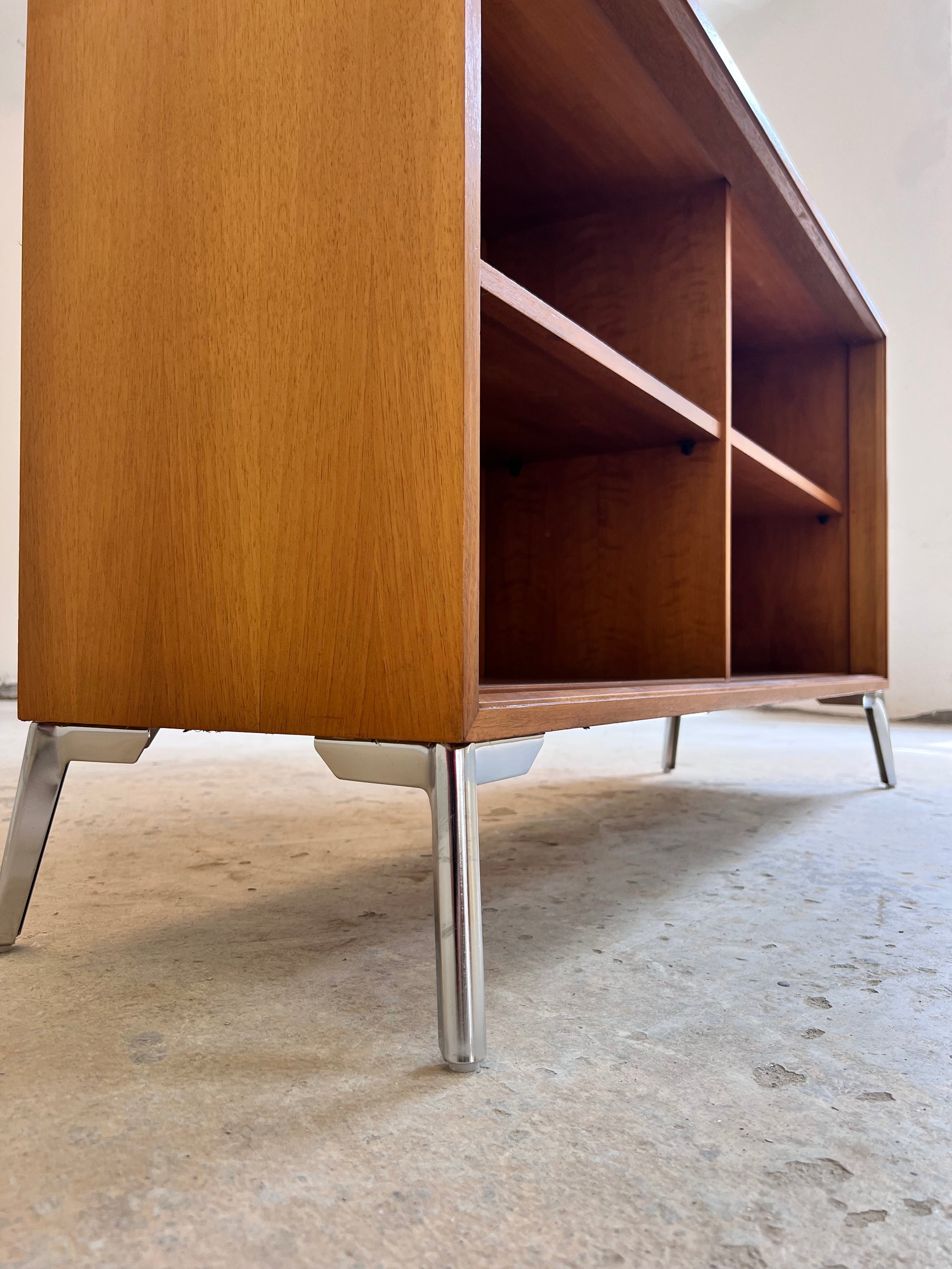 Regal Nussbaum mit neuen Chromfüßen