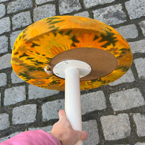 Hocker Flowerpower gelb grün 70er Tulpenfuß