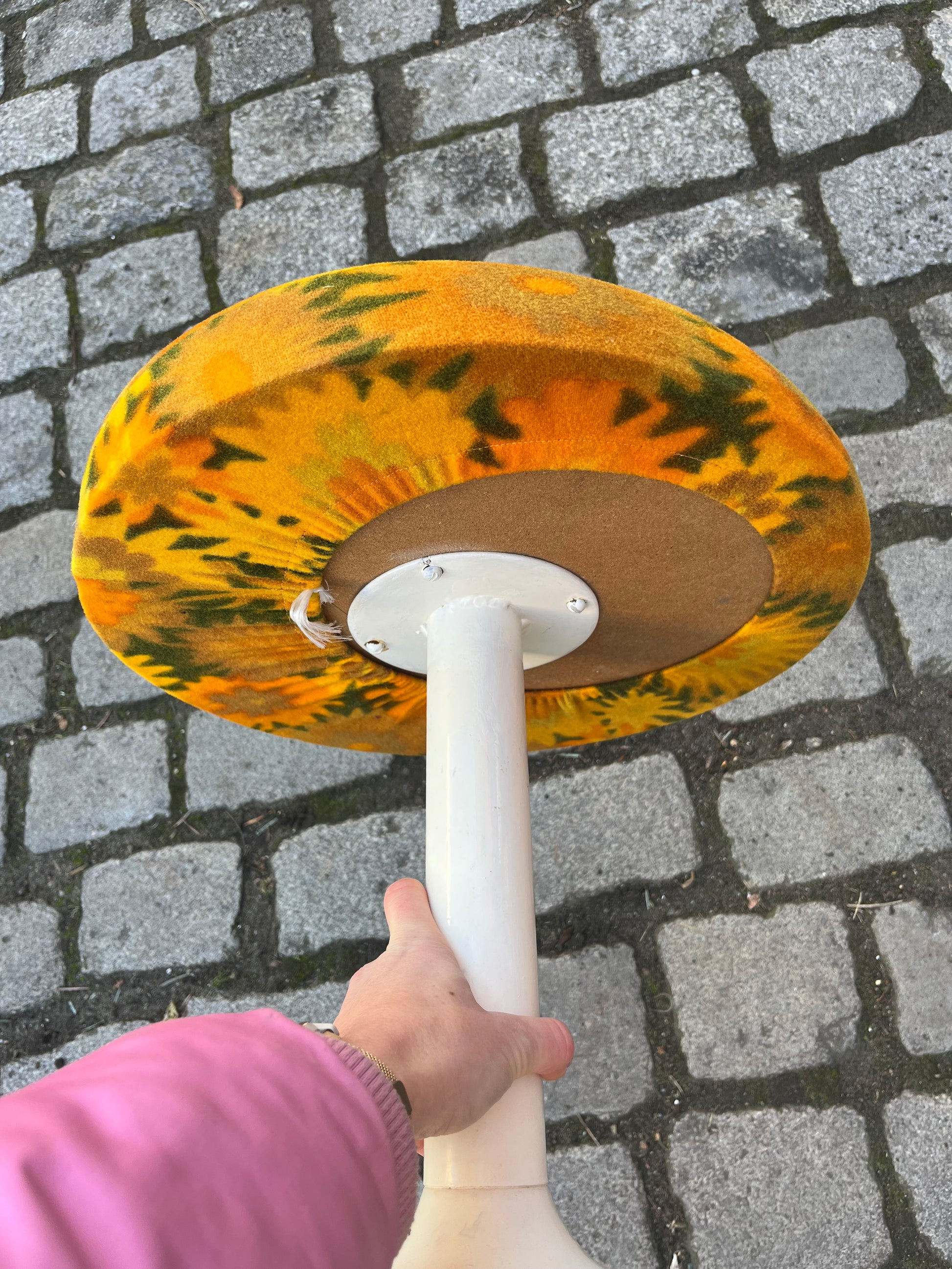 Hocker Flowerpower gelb grün 70er Tulpenfuß