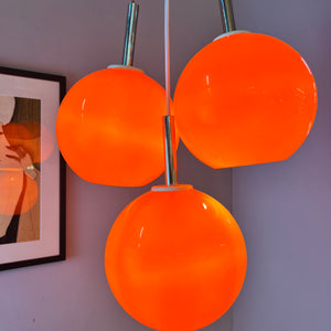 Kleine Kugellampe orange Kunststoff mit Chromstab