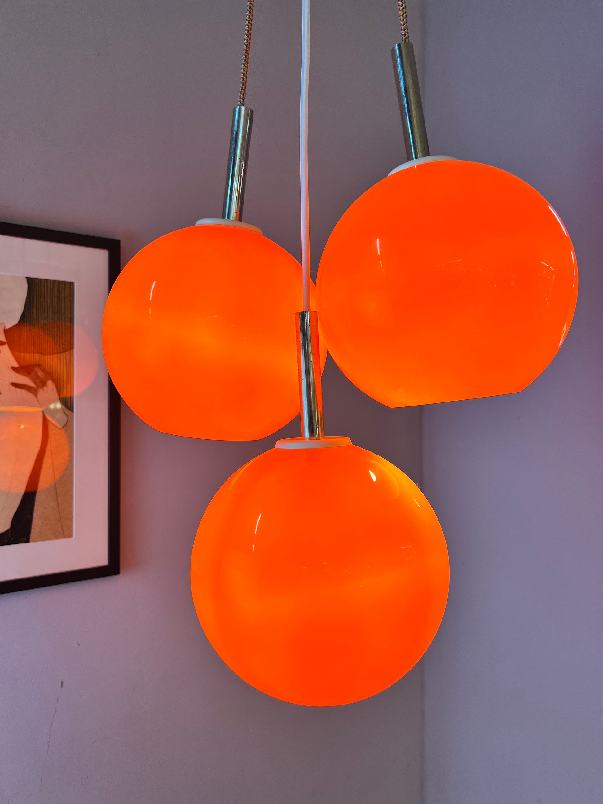 Kleine Kugellampe orange Kunststoff mit Chromstab