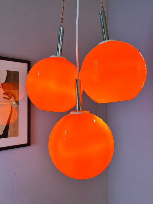 Kleine Kugellampe orange Kunststoff mit Chromstab