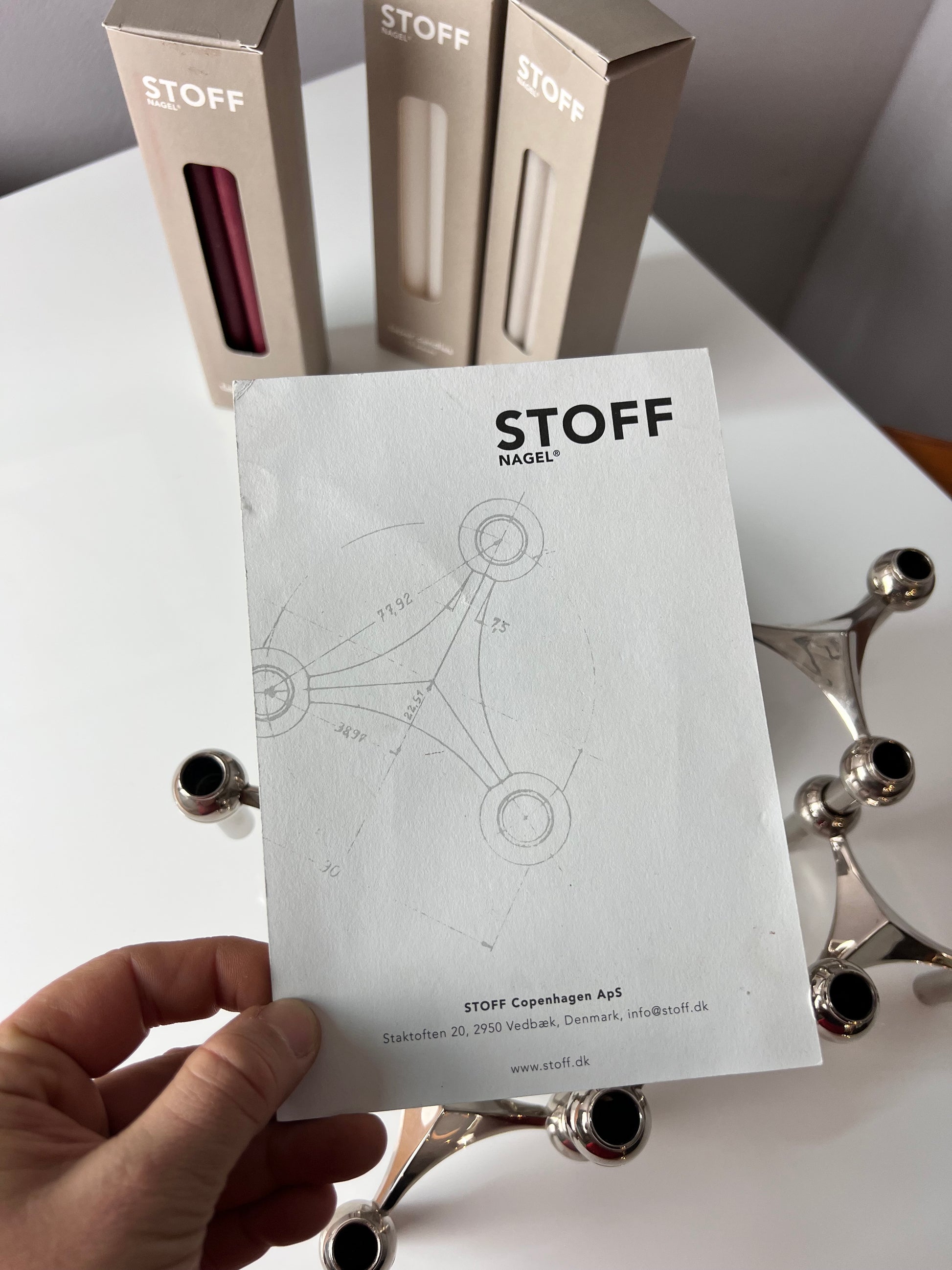 Set: 5 Kerzenständer und 1 Schale mit 3 Packungen Kerzen von Stoff & Nagel