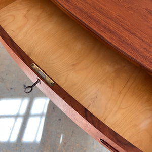 Halbrunde Kommode Teak mit Schloss aus Dänemark