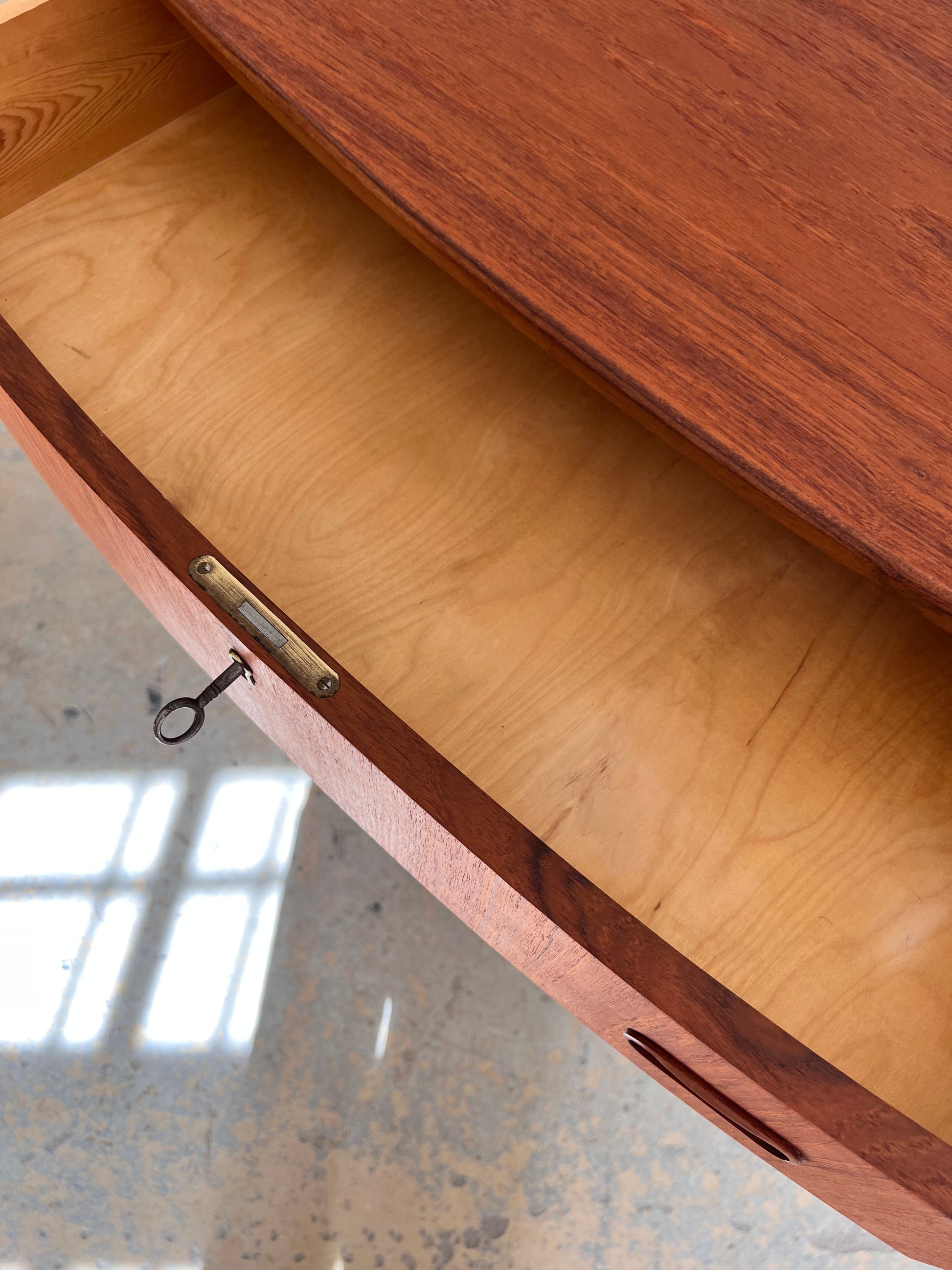 Halbrunde Kommode Teak mit Schloss aus Dänemark