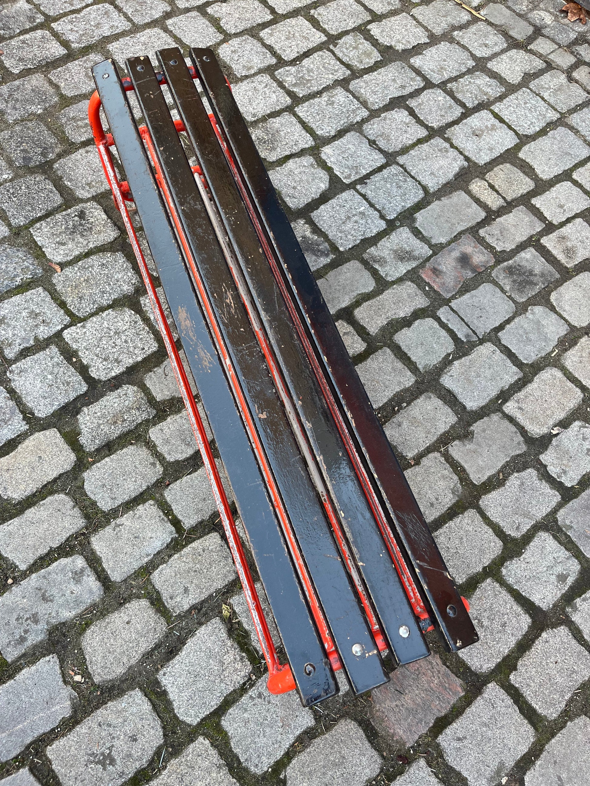 Bank mit Schuhablage orange schwarz aus Tschechien Industrial Design