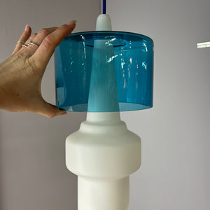 Hängelampe blau weiß Opalglas von Hyllinge Glasbruk