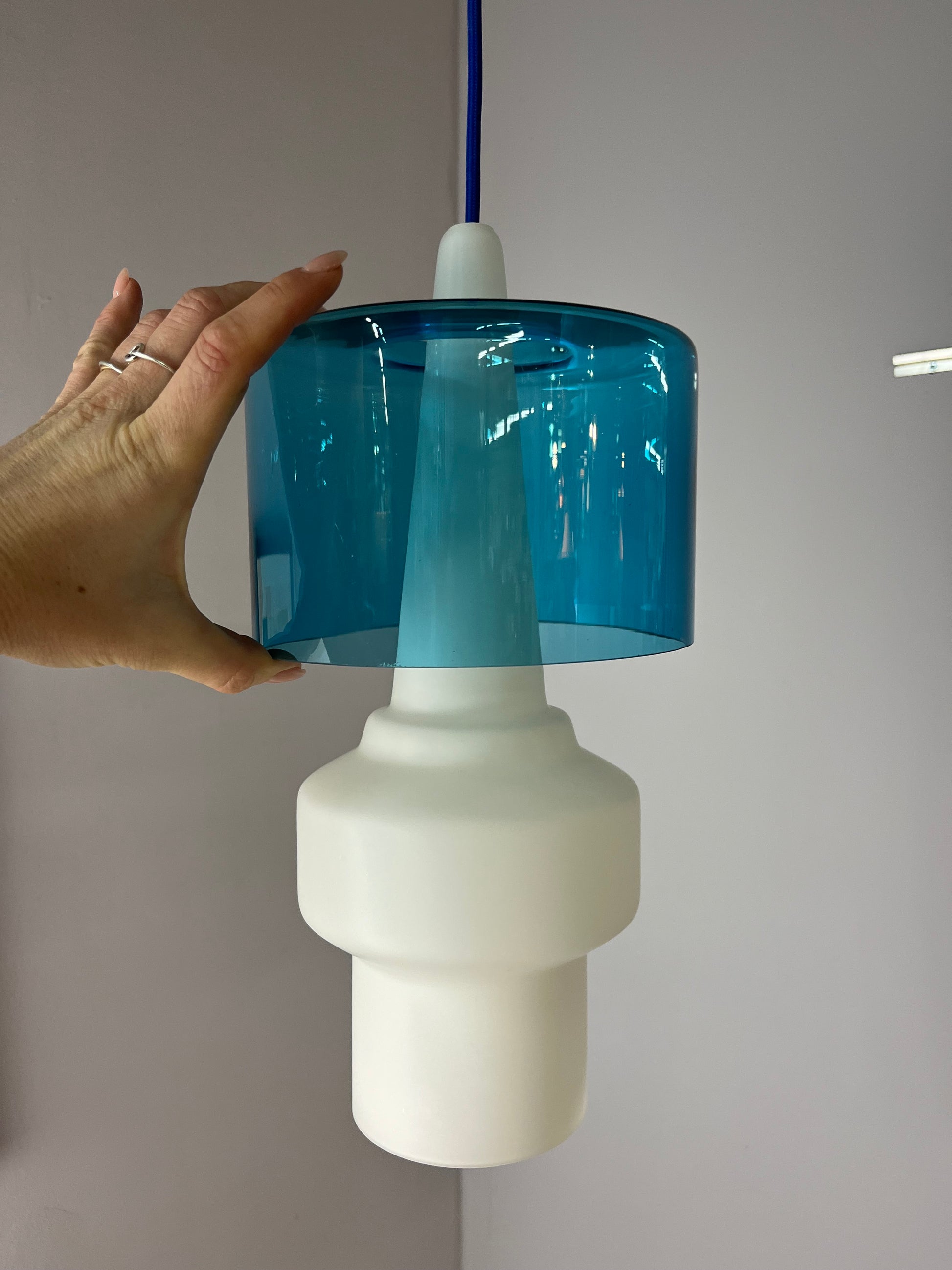 Hängelampe blau weiß Opalglas von Hyllinge Glasbruk
