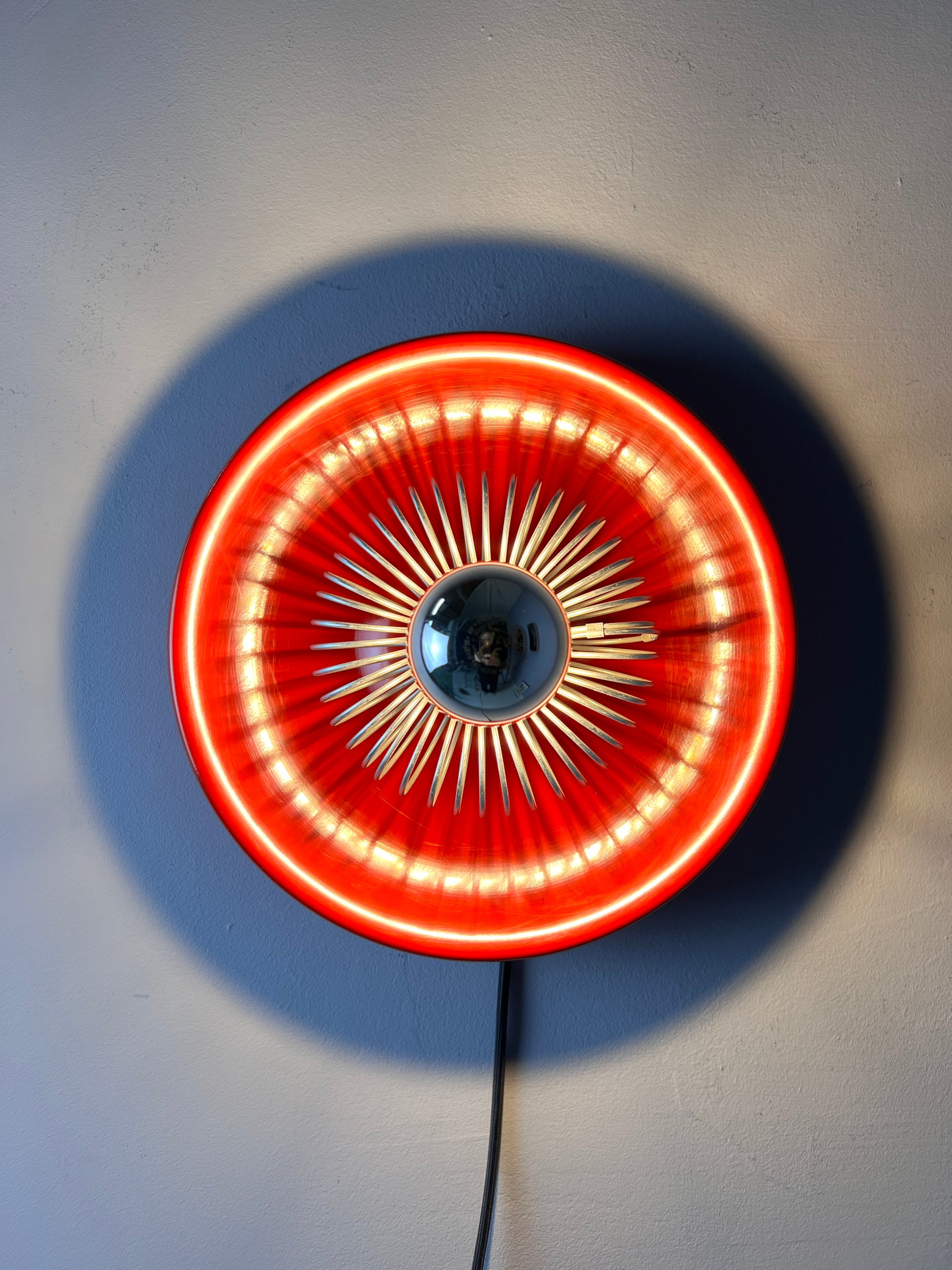 Decken-oder Wandlampe rot mit Sprirale von Elektromfem ISZ