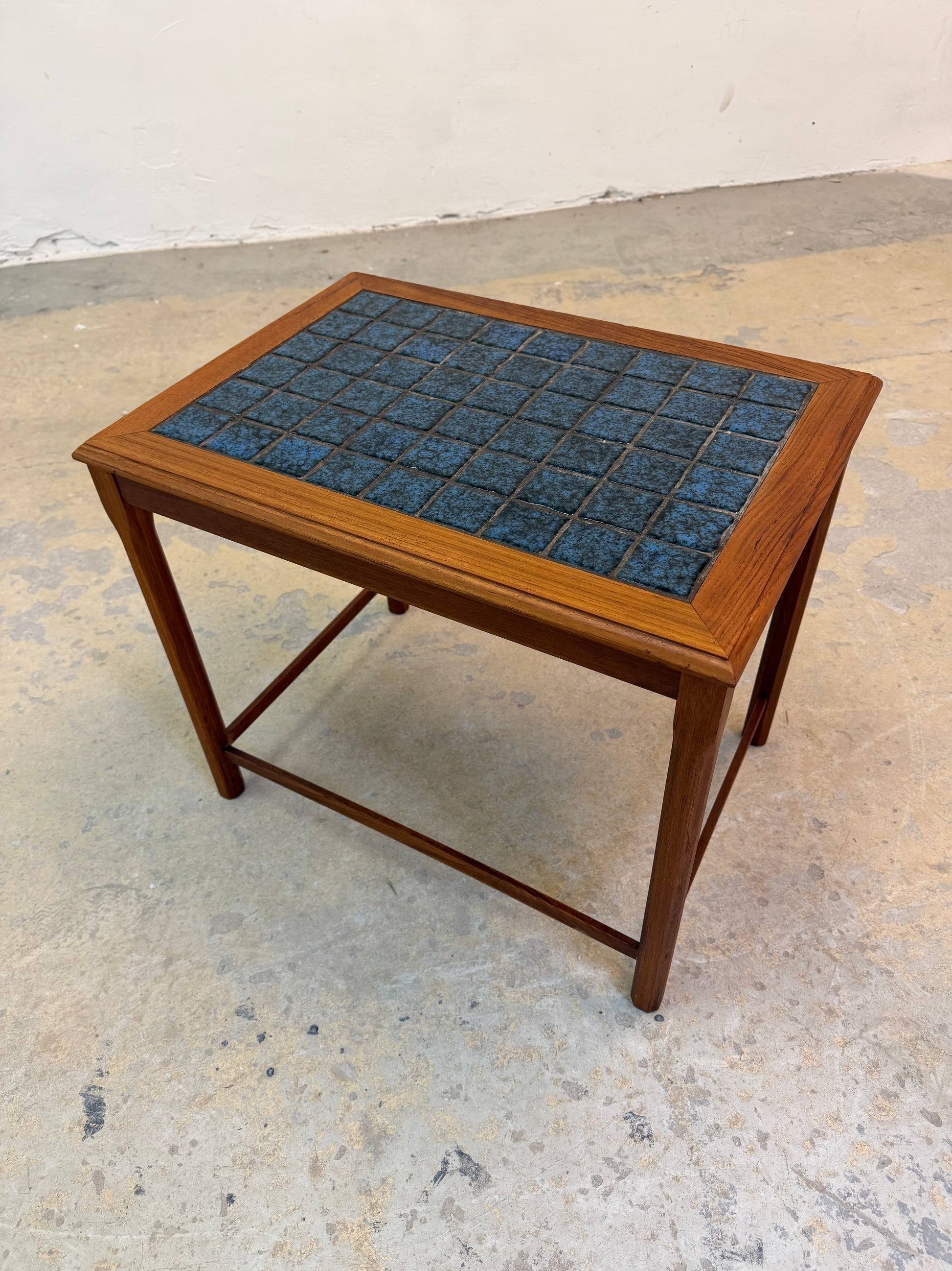 Beistelltisch Teak & blaue Fliesen aus Dänemark