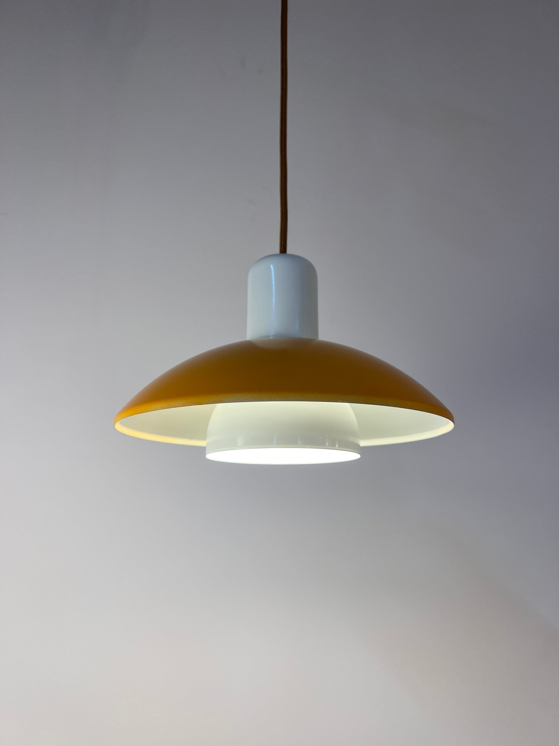 Lamellenlampe Typ 827 teils neu lackiert gelb weiß von Horn